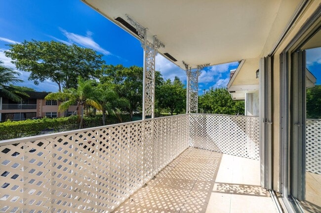 Building Photo - 708 SE 2nd Ave