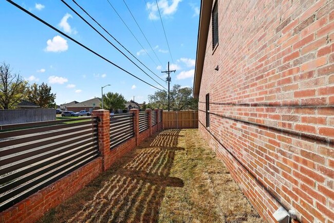 Building Photo - 7628 Woodford Ave