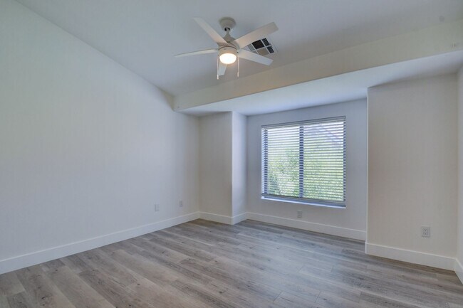 Building Photo - Gorgeous 3 bedroom 2.5 bathroom Townhome c...