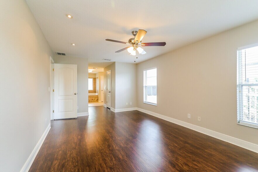 Building Photo - 1900 Southern Oak Loop