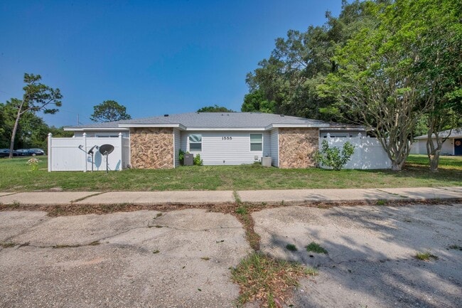 Building Photo - Charming 1 Bedroom/1 Bathroom Available Now!