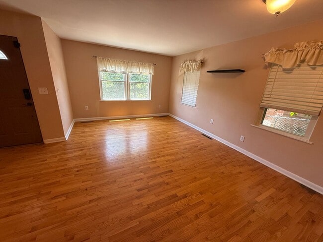 Building Photo - 3 bed 2 bath house for rent