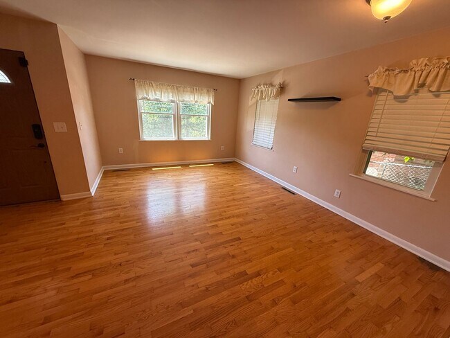 Building Photo - 908 Churchill Cir