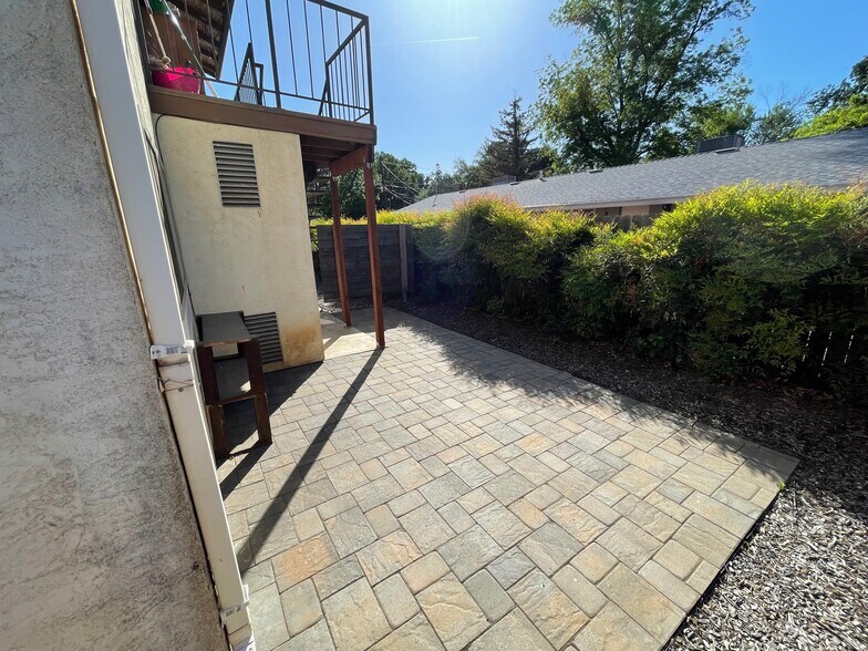 Private Patio - 1001 Sycamore St