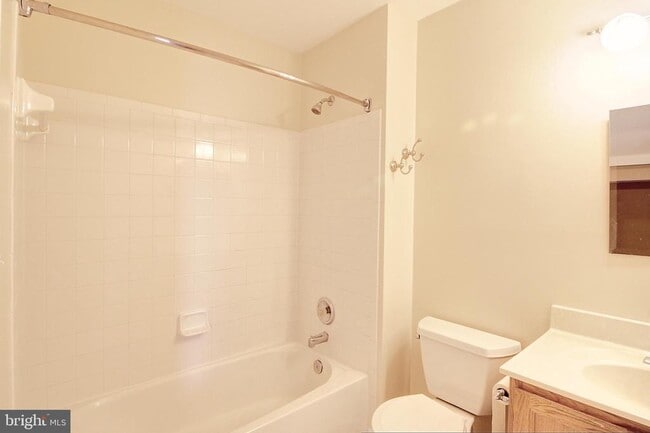 Building Photo - 586 Eisenhower Dr