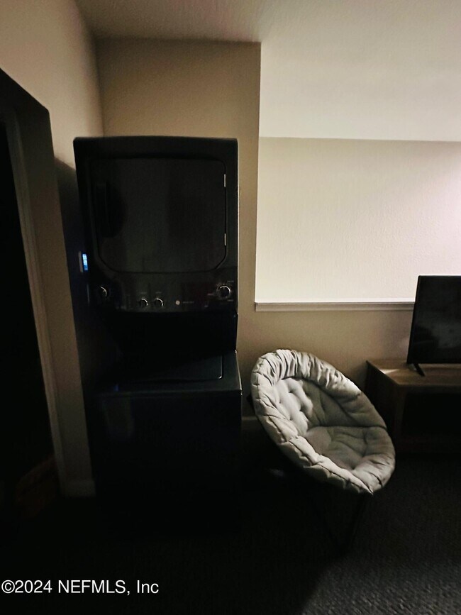 Building Photo - 439 Midway St