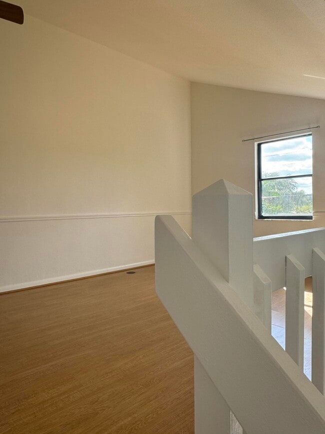 Building Photo - 429 N Cypress Dr