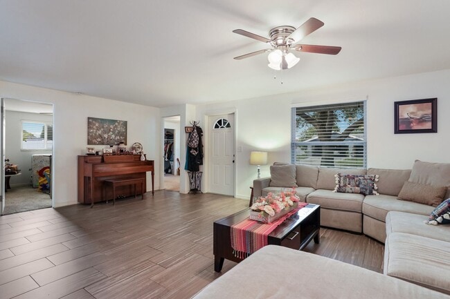 Building Photo - Nicely Remodeled & Updated 3 Bedroom 2 Bat...