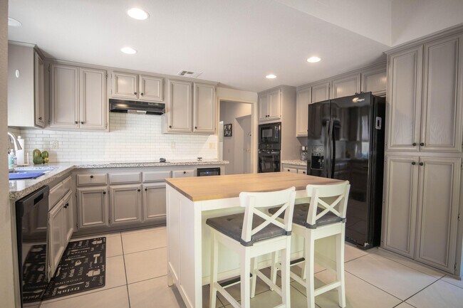 Building Photo - 48149 Vista Cielo