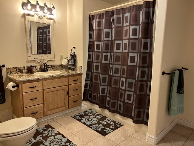 Spacious bathroom - 575 N Canyon Creek Rd