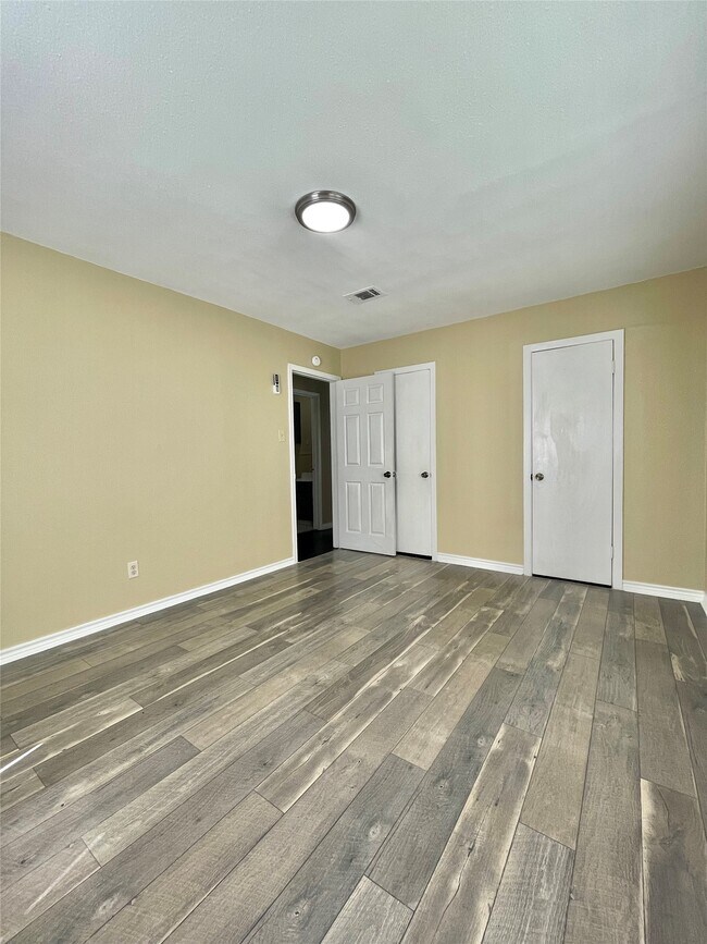 Building Photo - 611 N Avenue D