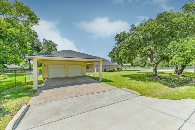 Building Photo - 2401 Woody Rd
