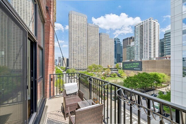 Building Photo - 210 S Desplaines St