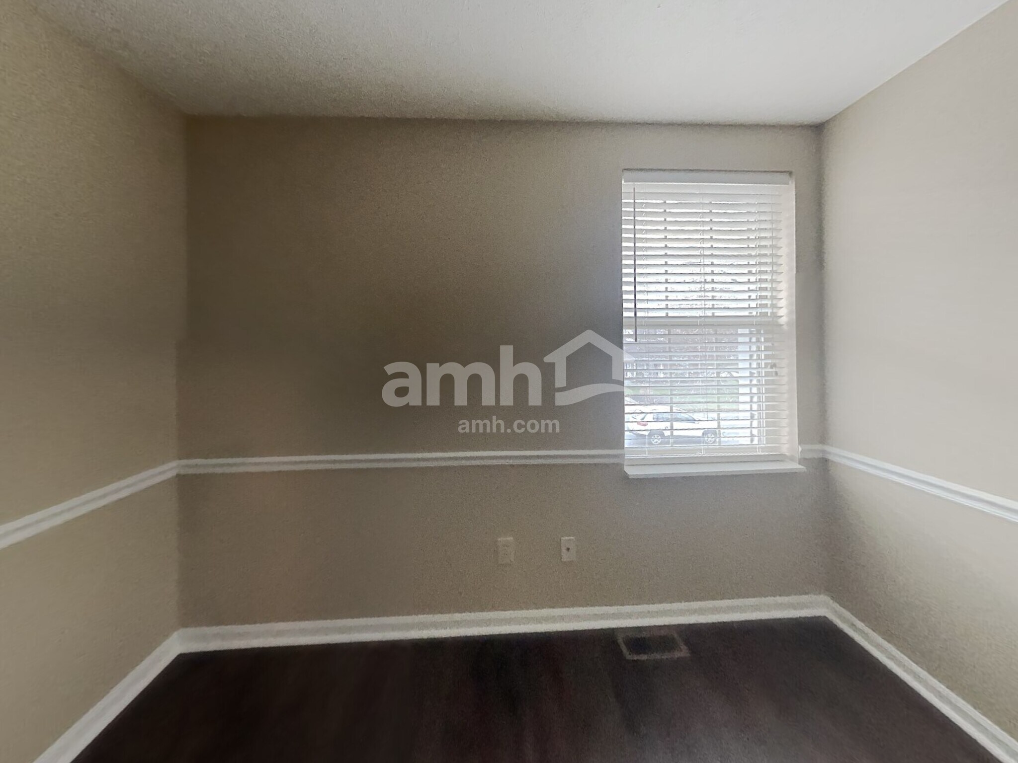 Building Photo - 10604 Magenta Dr