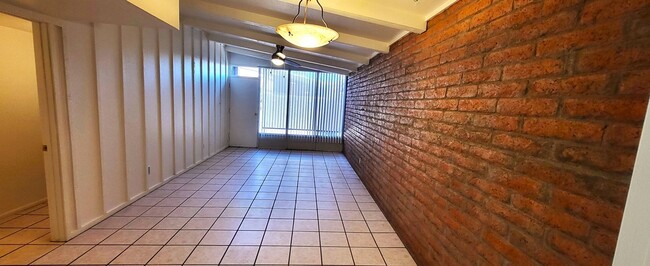 Building Photo - LOVELY CENTRAL PHOENIX TOWNHOME READY TO RENT!!!