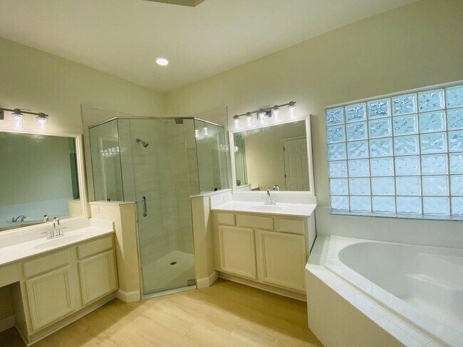 Building Photo - Your Dream Home Awaits! 5 bedroom 3 bath Single Family HOME!!