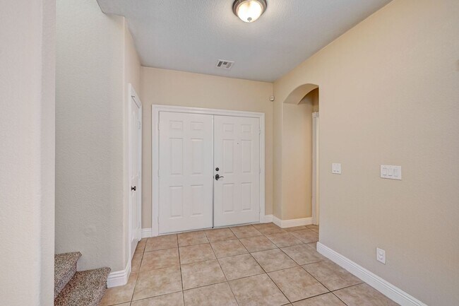 Building Photo - Stunning Northwest three bedroom w/ a loft!