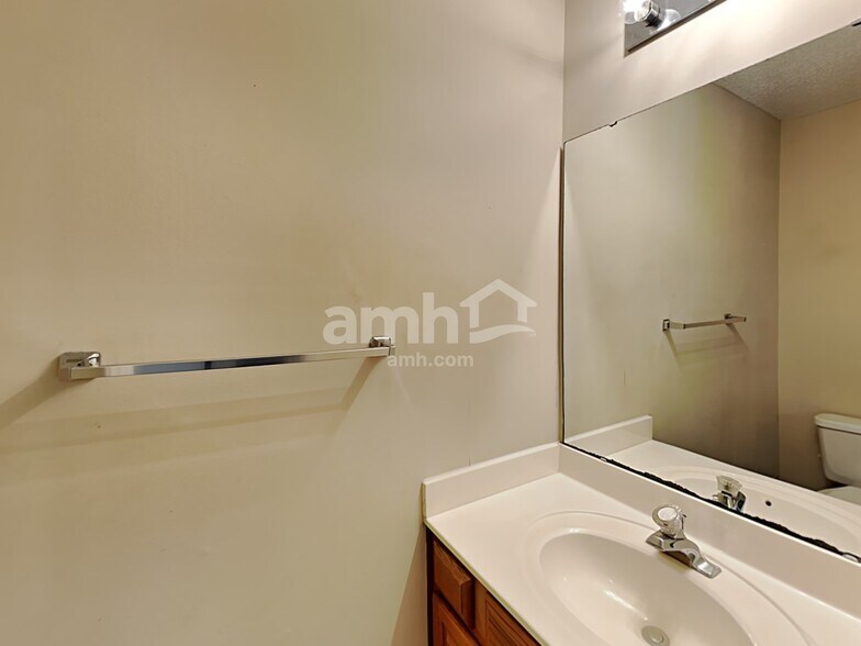 Building Photo - 1255 Hawthorne Dr