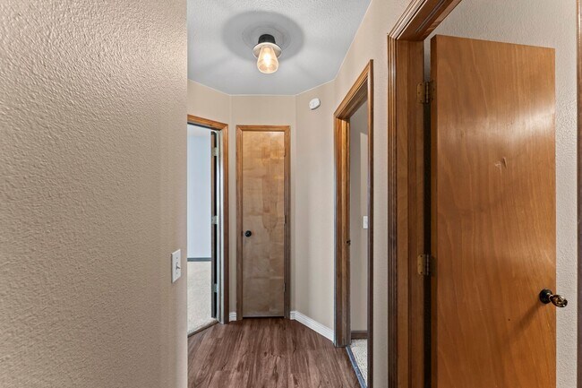 Building Photo - Beautiful 4 Bedroom Broadmoor Glen home - (D12 Schools)