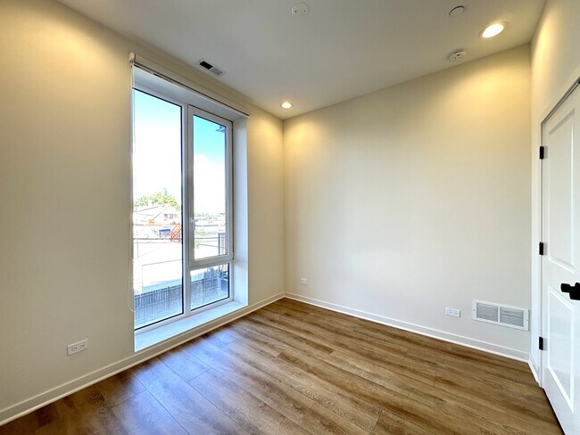 Building Photo - 6340 W Belmont Ave