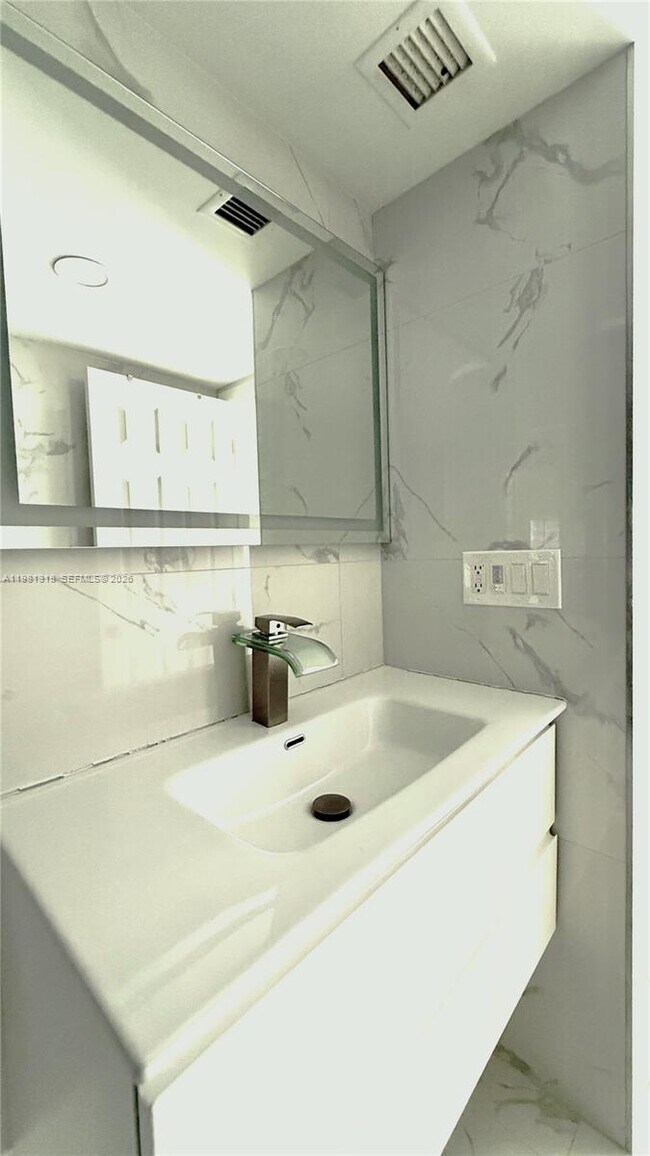 Building Photo - 4174 Inverrary Dr