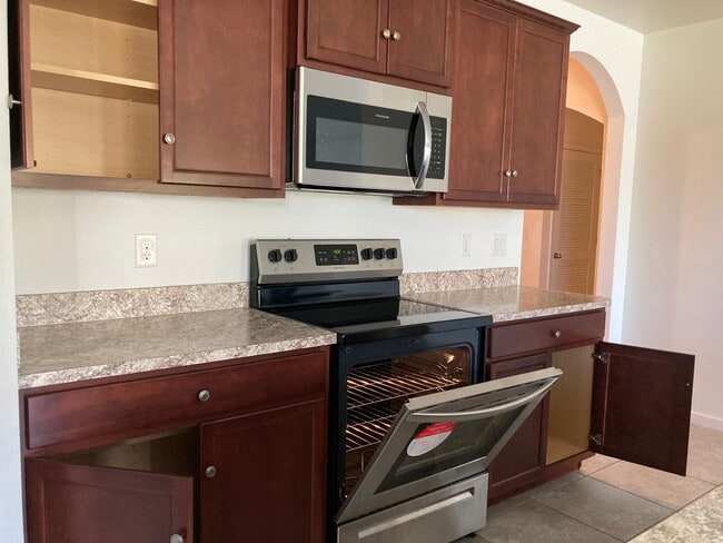 Building Photo - 863 Carlyle Ave