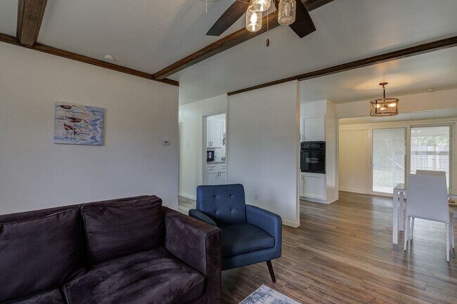 Building Photo - Charming Updated 3 Bedroom