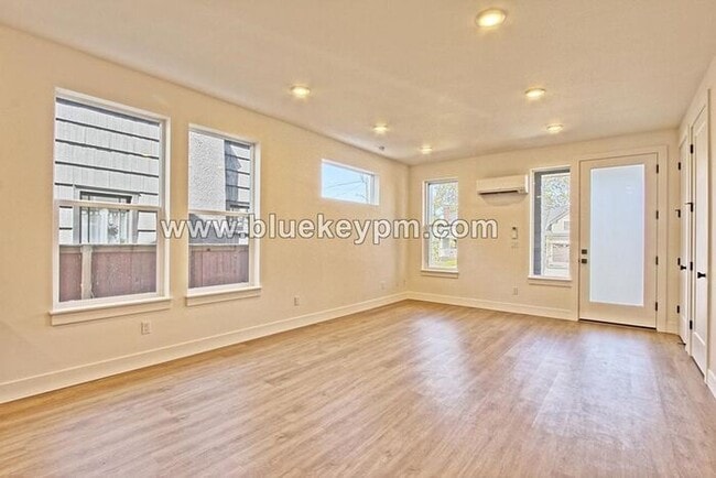 Building Photo - 1528-A: 3 Bed, 2.5 Bathroom Townhome Near PCC and Kaiser Interstate