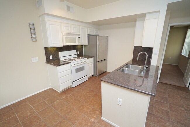 Building Photo - Bordeaux 1 + 1 Condo in Santa Clarita!