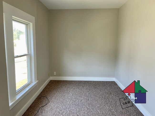 Building Photo - 49 Maple Ave