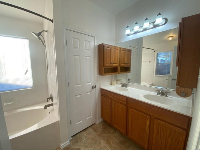 Building Photo - 1003 Clayton Dr