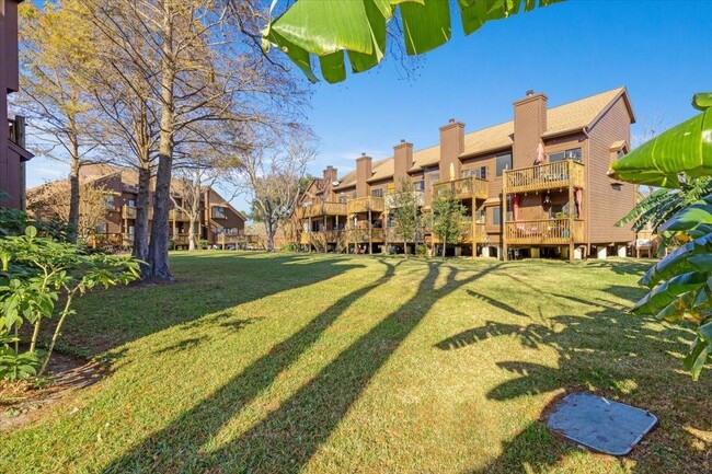 Building Photo - 727 Davis Rd