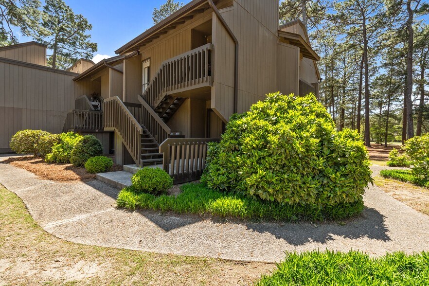 Building Photo - 10 Pine Tree Rd