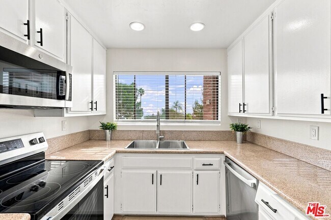 Building Photo - 2322 Palos Verdes Dr W