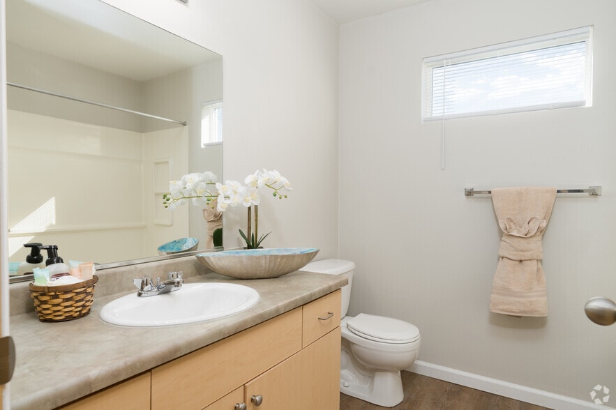 3BR, 2BA - 1168SF - Bathroom - Bentley Apartments