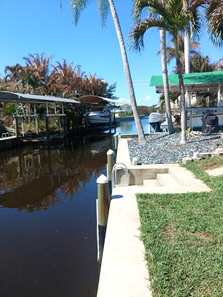 Building Photo - 755 SW Rustic Cir