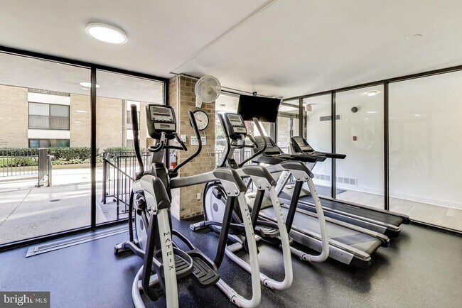 Building Photo - 4 Monroe St