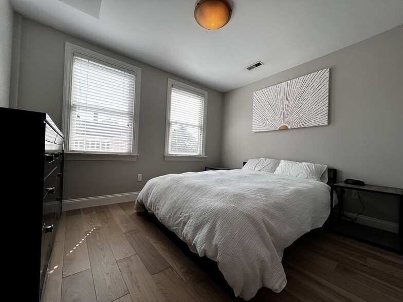 Building Photo - 10 Symmes St