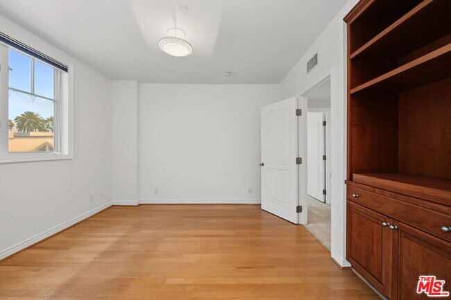 Building Photo - 430 N Oakhurst Dr