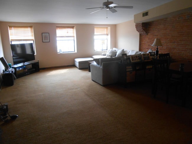 Building Photo - 4 S Front St