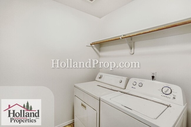 Building Photo - Live in Style: Updated Townhome with Amenities & Ideal Location