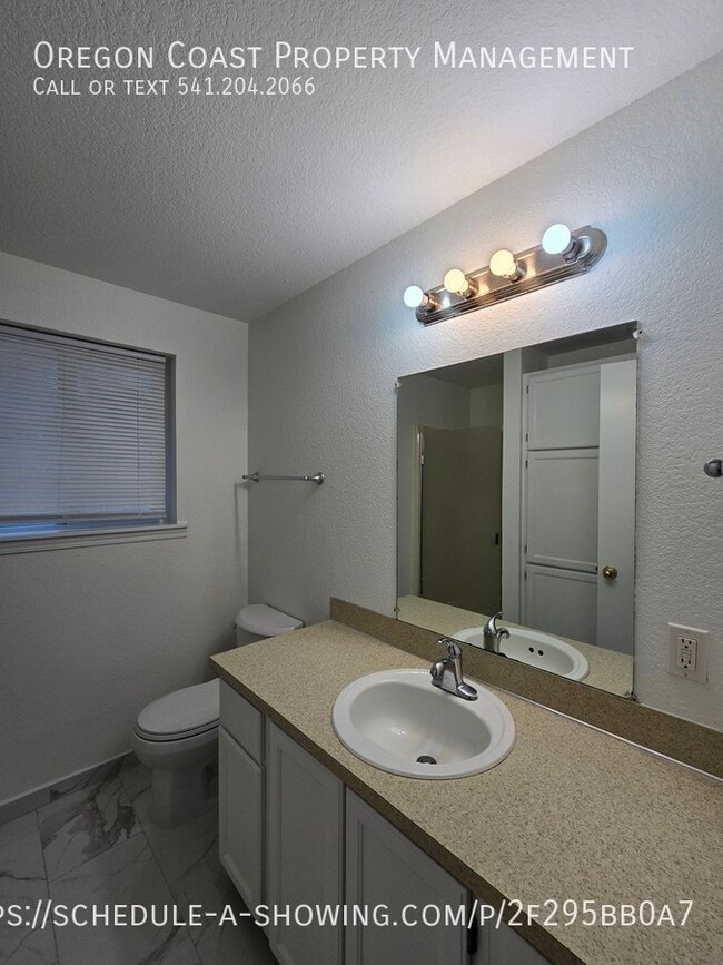 Building Photo - 1135 SE Oar Ave