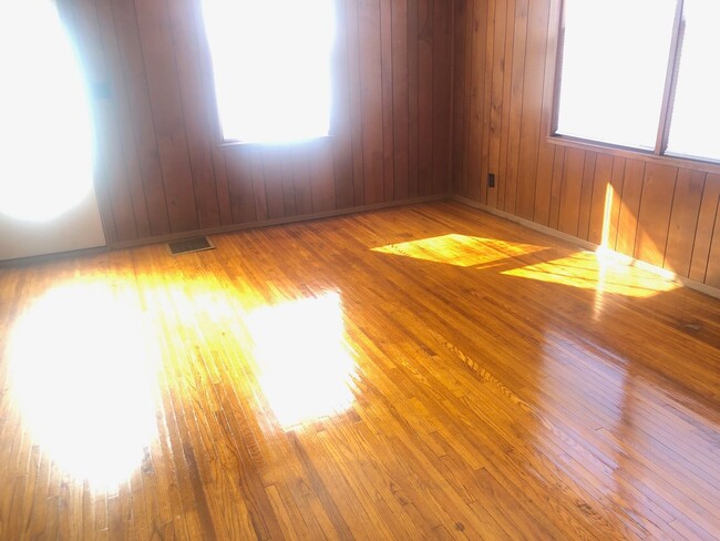 Building Photo - Neat 3 BR house in south Bloomington. Hardwood floors