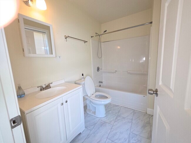 Building Photo - 659 Southbridge St