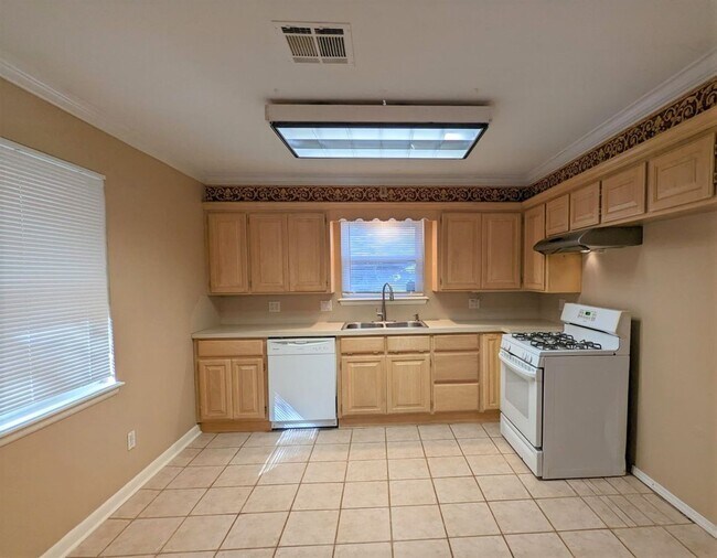 Building Photo - 1813 Hardy Dr