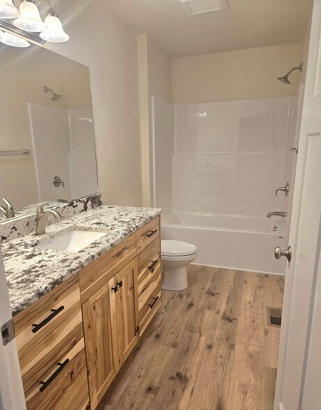 Single Sink Bathroom, Tub & Shower, Granite Countertop. - 1408 Edington Ave
