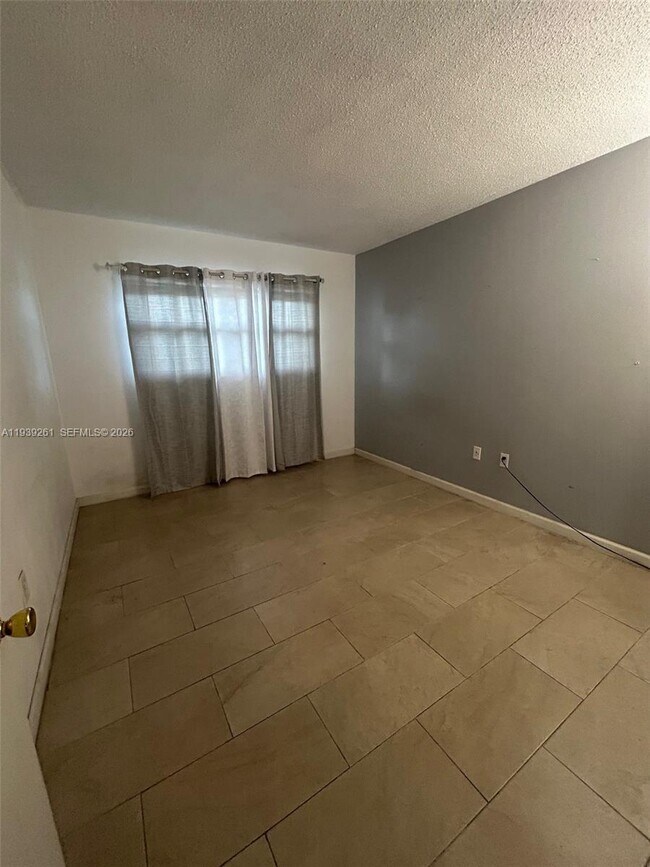 Building Photo - 1750 NE 191st St