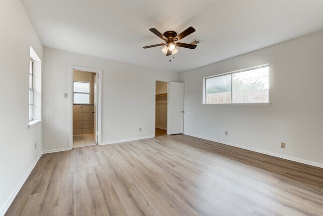 Building Photo - 3218 Crestdale Dr