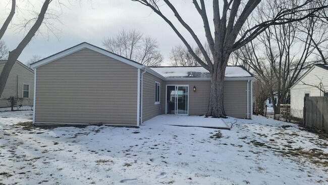 Building Photo - Fully Furnished rental with excellent central location in North cincinnati Suburbs