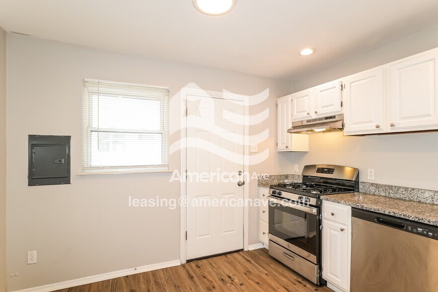 Building Photo - 690 Loyola Dr